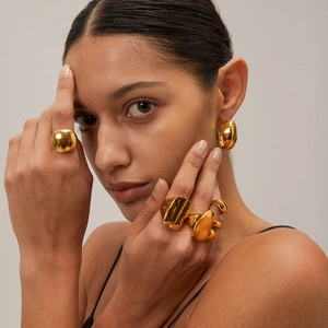 Set di gioielli in acciaio inossidabile oro 18K con anelli e orecchini indossati dal modello