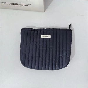 Dunkelblaue gestreifte Stepp-Kosmetiktasche mit Reißverschluss und Stoffetikett