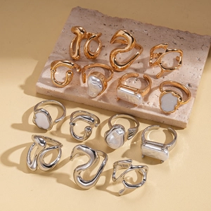 Lot de 7 bagues géométriques en métal avec perles nacrées sur socle en pierre naturelle