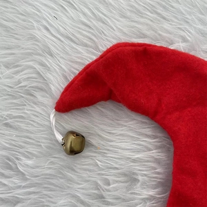 Chapeau de lutin de Noël en feutre rouge et vert avec grelot doré sur fourrure blanche