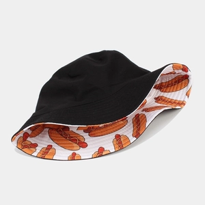 Détail du chapeau bob réversible montrant le côté noir et le motif hot-dog