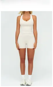 Vue de face d'un ensemble de yoga côtelé beige avoine avec débardeur et short taille haute