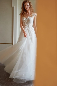 Vue détaillée d'une robe de mariée blanche avec des appliques de papillons en 3D