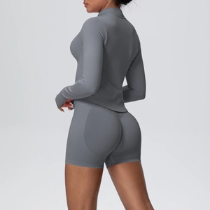Détail d'un ensemble de yoga gris sans couture avec texture côtelée et effet galbant
