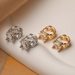 Orecchini a cerchio geometrici con zircone quadrato in finiture oro e argento