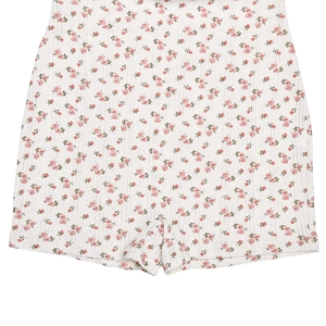 Détail du short à imprimé fleuri du combishort blanc en maille de coton doux texturé