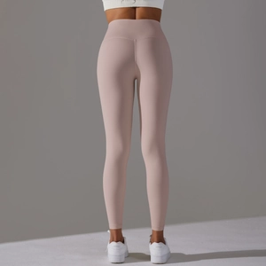 Détail du legging de yoga rose à taille haute montrant l'effet push-up sans couture