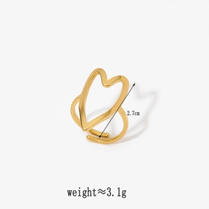 Detailed view of golden heart-shaped ring with dimensions 2.7cm and 3.1g weight
