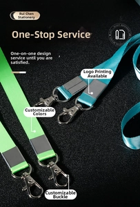 Makrodetail der Polyester-Lanyards in Hellgrün und Blau mit Metall-Karabinerverschluss