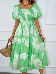 Détail d'une robe d'été à fleurs à épaules dénudées avec manches bouffantes et jupon