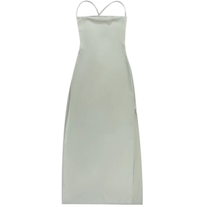 Détail de la robe midi en satin vert sauge avec fente latérale et texture soyeuse
