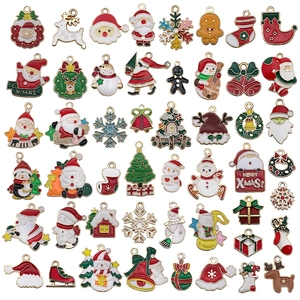Ciondoli Natalizi in Lega Smaltata per la Creazione di Gioielli Fai-da-te Assortiti Babbo Natale Pupazzo di Neve Renna Pendenti per Decorazioni Festive