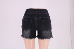 Vue détaillée du short en jean noir à taille haute avec ourlets effilochés et poches