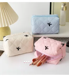 Borse organizer in nylon trapuntato in blu, bianco e rosa con ricamo a fiocco nero