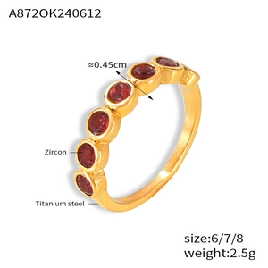Dettaglio anello in acciaio titanio 18K con zirconi rossi da 0,45 cm e info sulle taglie