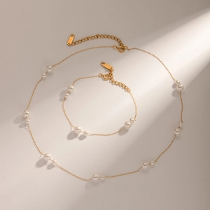 Close-up of 18k gold-plated stainless steel chain with pearls and K18 hallmark detail