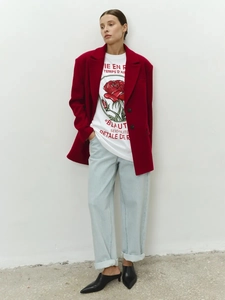 Γυναικείο κόκκινο oversized σακάκι με βαμβακερό t-shirt με τύπωμα τριαντάφυλλο και φαρδύ τζιν