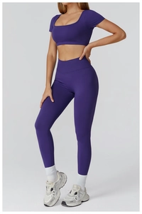 Details des lila Yoga-Sets mit quadratischem Ausschnitt und gerippten High-Waist-Leggings
