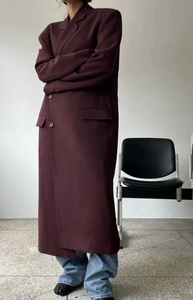 Détails du trench-coat long élégant rouge vin avec col à revers et design à double boutonnage