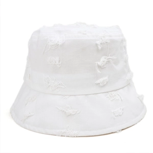 Bob blanc en coton effiloché avec écusson fleur et style vintage pour protection solaire