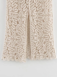 Gros plan détaillé du motif ajouré en maille crochetée et de l'ourlet festonné blanc crème