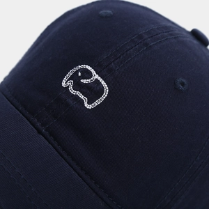 Detail der weißen Elefantenstickerei auf einer dunkelblauen Vintage-Baumwoll-Baseballkappe