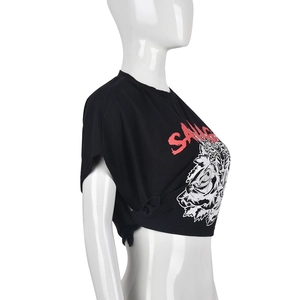 Détail du texte Savage et de l'imprimé loup sur un T-shirt court en coton noir