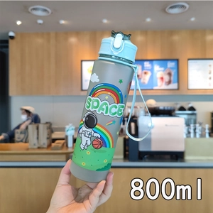 Detail der 800ml mattierten Astronauten-Wasserflasche mit blauem Deckel und Design