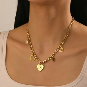 Dettaglio della collana in acciaio inossidabile dorato con ciondoli a girasole e cuore
