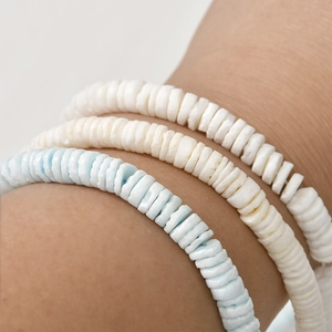 Perles de coquillage blanc naturel 6mm sur poignet pour création de bijoux DIY