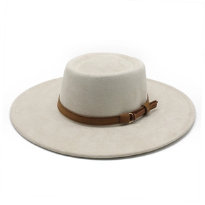 Eleganter beiger Fedora-Hut mit braunem Lederband und goldener Metallschnalle