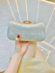 Elegante silberne Abendtasche mit funkelnden Strasssteinen und goldenem Kronenverschluss