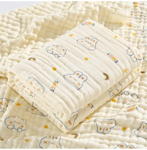 Weiches 6-lagiges Baumwoll-Mulltuch in Cremegelb mit niedlichen Hasen-Motiven für Babys