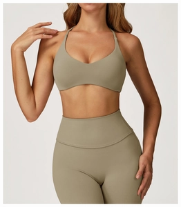 Dettaglio completo yoga verde grigio con spalline sottili e leggings senza cuciture