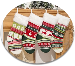 Set di 4 calze di Natale in maglia con motivi di alci e fiocchi di neve sul camino