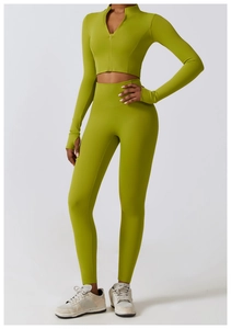 Détail d'un ensemble de yoga vert moutarde avec passe-pouces et legging taille haute