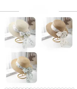 Détail de chapeaux de paille avec des nœuds en mousseline florale en trois couleurs sur socles
