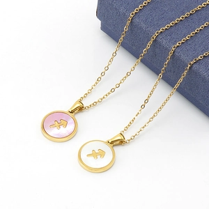Détail macro du pendentif Sagittaire en acier 18K avec incrustation de nacre