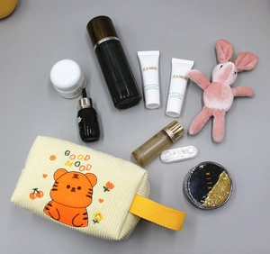 Makroaufnahme gelbe Kosmetiktasche aus Cord mit Stickerei und seitlichem Tragegriff