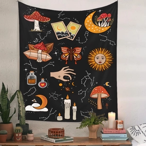 Tenture murale bohème noire avec motifs soleil lune et champignons sur un mur blanc