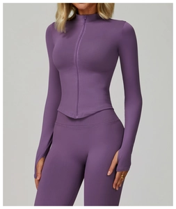 Détail de la veste de yoga violette avec col montant zippé et passe-pouces en tissu côtelé