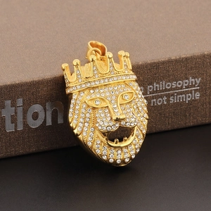 Detailaufnahme von Hip-Hop-Löwenkopf-Anhänger mit Gold-Finish und funkelnden Kristallen
