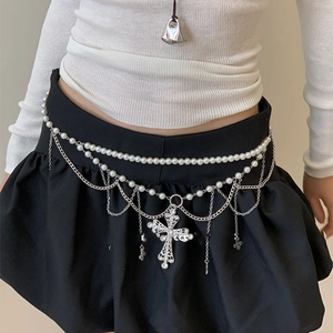 Chaîne de taille en perles avec pendentif croix et pompons argentés sur jupe noire