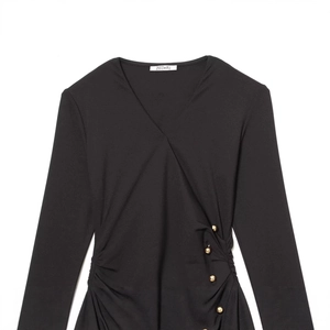 Schwarzes Damen-V-Ausschnitt-Kleid mit Raffung und goldenen Knöpfen an der Taille