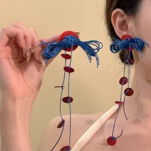 Boucles d'oreilles pompons bleues artistiques avec breloques rouges pour la plage