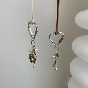 Collier en cordon de coton avec breloques chien et fleur en argent sur fermoir cœur