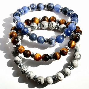 Makroaufnahme von Tigerauge- und Blaustein-Perlenarmbändern mit Silber-Metall-Spacer