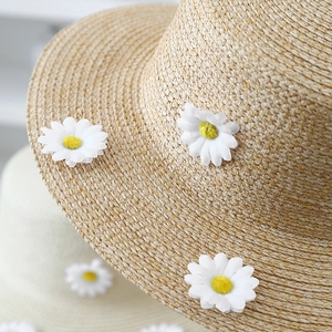 Straw sun hat with white daisy floral details and elegant lace bow for women