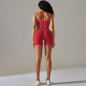 Detailansicht der Rückseite: Roter Sport-BH mit Kreuzgurten und gerippte Fitness-Shorts