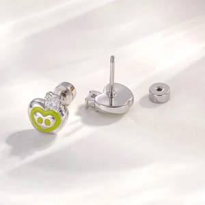 Herzförmige Schweinchen-Ohrstecker aus Silber mit grüner Emaille und Schraubverschluss